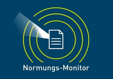 Blauer Hintergrund mit Schriftzug Normungsmonitor 