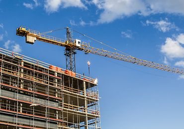 Baustelle eines Hauses von unten fotografiert