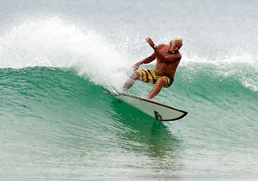 Älterer Mann beim Surfen im Meer