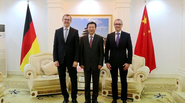Christoph Winterhalter, Vorsitzender des Vorstandes bei DIN, Dr. Tian Shihong und Michael Teigeler, DKE-Geschäftsführer (v.l.n.r) Bild