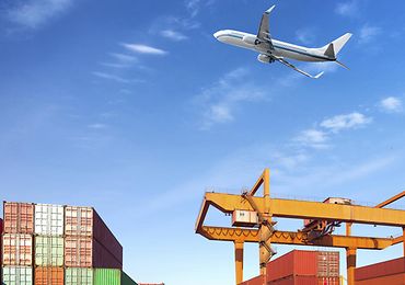 Flugzeug über Containern