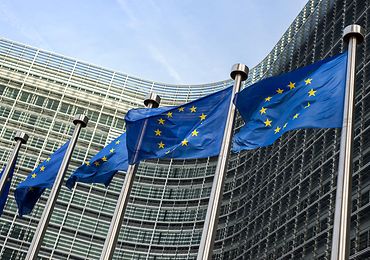 Fahnen vor dem Parlament in Brüssel