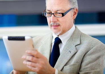 Mann mit iPad