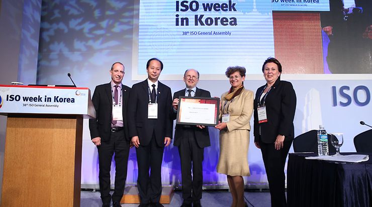 l. to r.: Kevin McKinley (Acting Secretary-General of ISO), ISO President Dr. Zhang Xiaogang, Dr. Walter Fumy, Ms Krystyna Passia, Dr. Elisabeth Stampfl-Blaha, ISO Vice-President (technical management) Bild