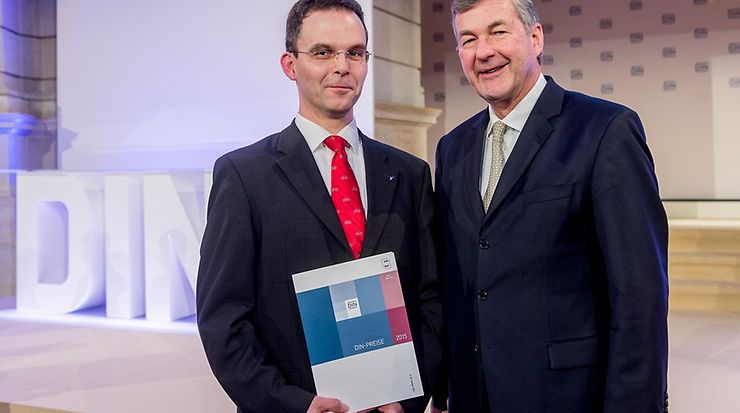 Dr. Holger Dörr of the DVGW Research Institute, Test Laboratory Gas, at the Engler?Bunte?Institute of the Karlsruhe Institute of Technology (KIT) receives the “Best Practice” prize from Dr. Torsten Bahke, Chairman of DIN’s Executive Board. Neuer Inhalt